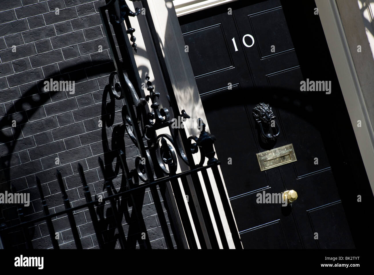 Die Tür der Nummer 10 Downing Street, der Residenz des Premierministers, auch der erste Lord des Schatzamtes, London Stockfoto