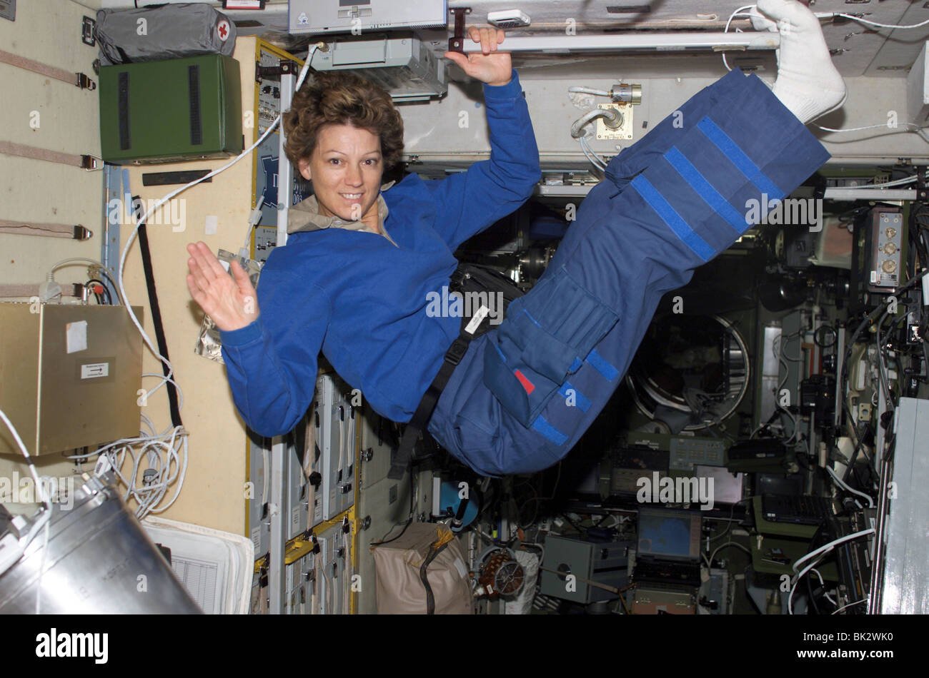 Eileen M. Collins Astronaut schwerelos und schwebend im Space Shuttle-Mission STS-114 ISS Commander Stockfoto