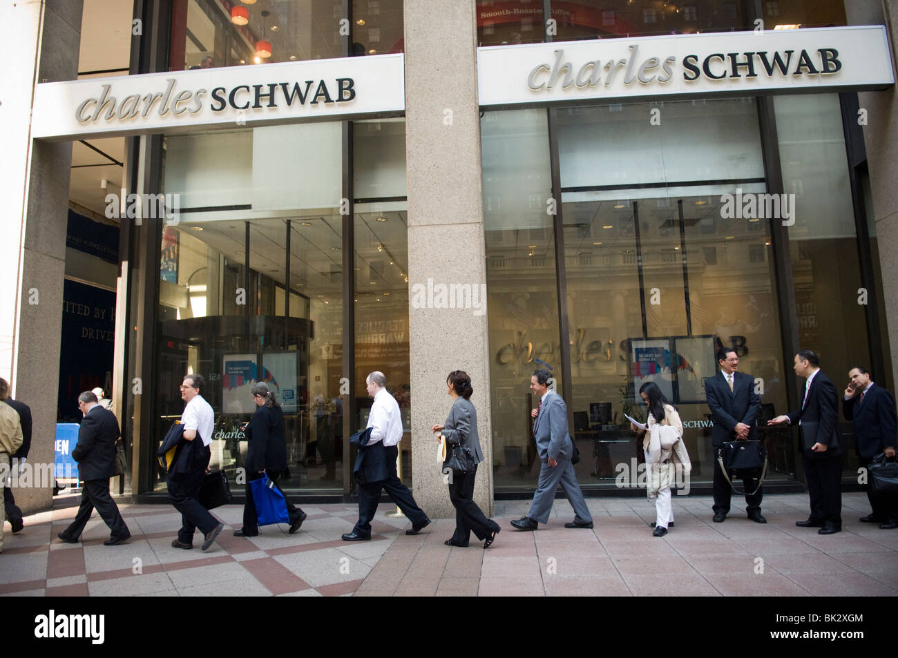 Stellensuchende auf Linie für eine Jobmesse in Midtown in New York Stockfoto