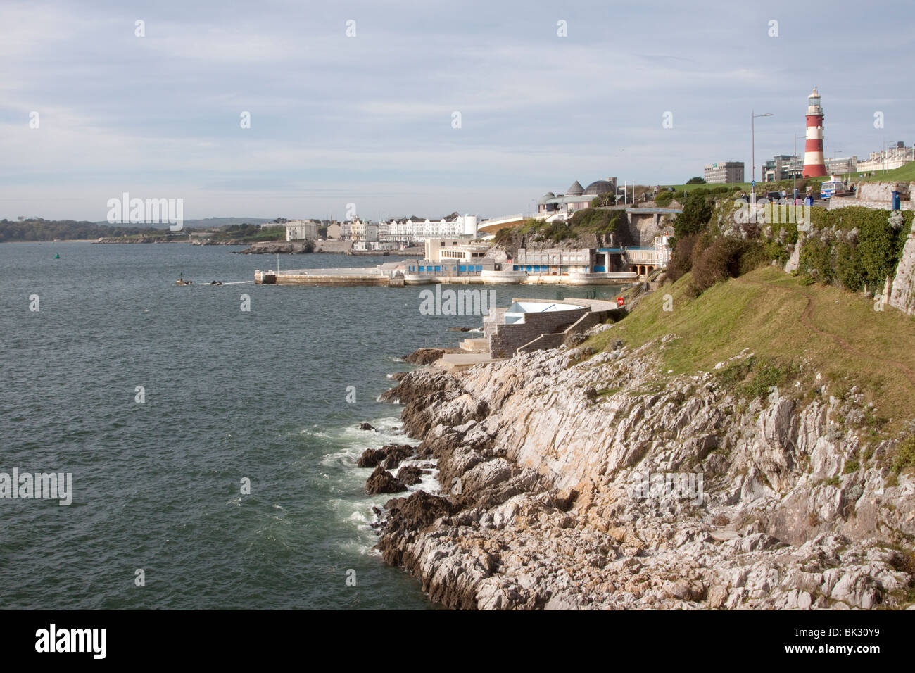Blick auf Plymouth Küste mit dem Lido in der Ferne Stockfoto