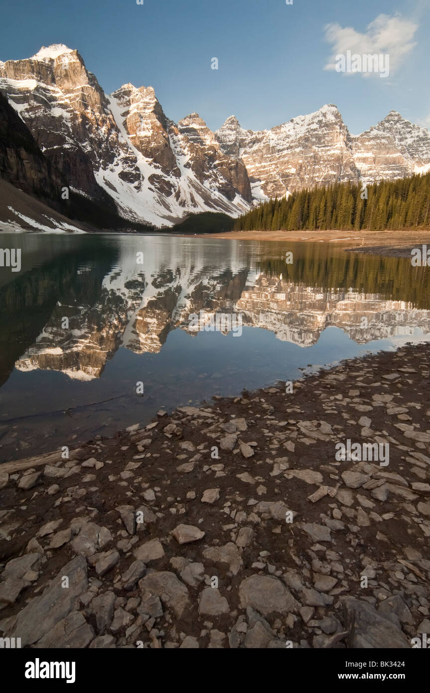 Moraine Lake bei Sonnenaufgang, Banff Nationalpark, Alberta, Kanada Stockfoto