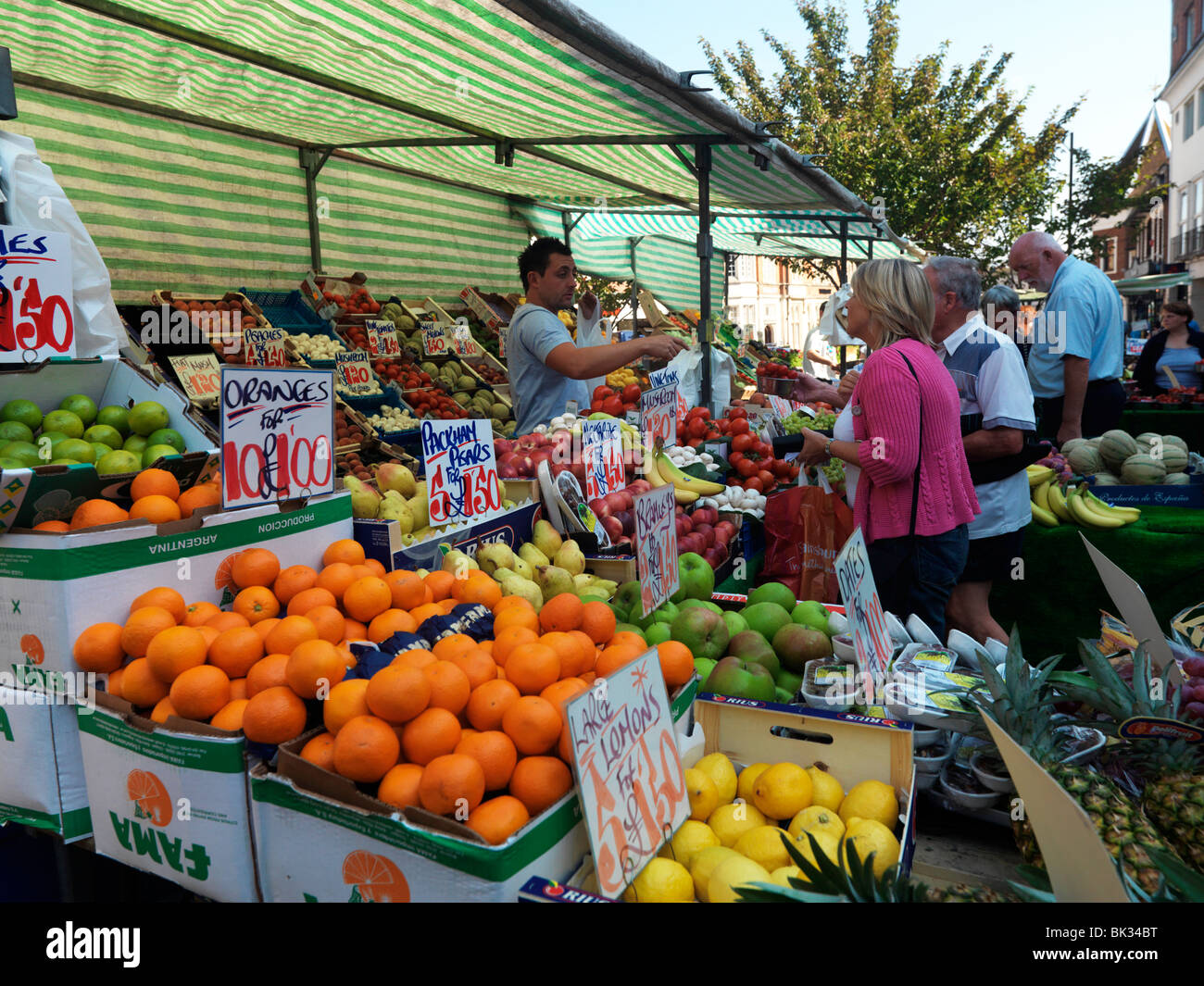 Epsom Surrey England Marktfrau Kauf etwas Obst zu Obst und Gemüse Stall Stockfoto