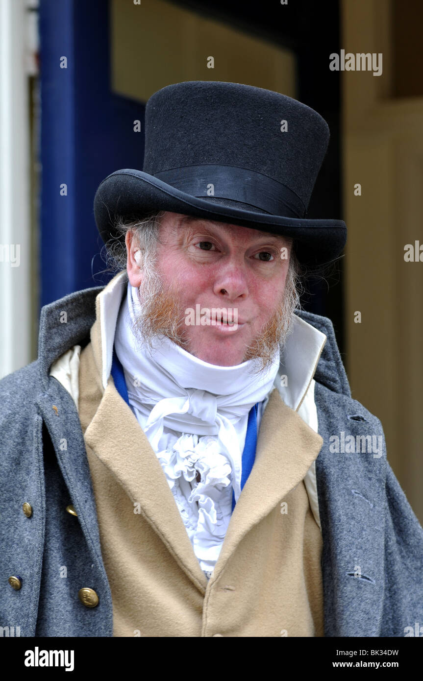 Mann im Regency Kostüm außerhalb Jane Austen Centre in Bath, Somerset, England, UK Stockfoto