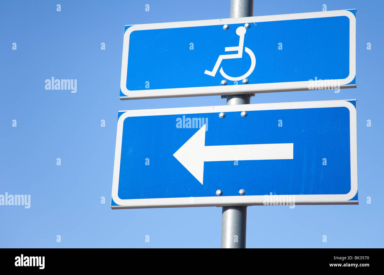 Behindertenparkplatz Verkehrszeichen, Finnland Stockfoto