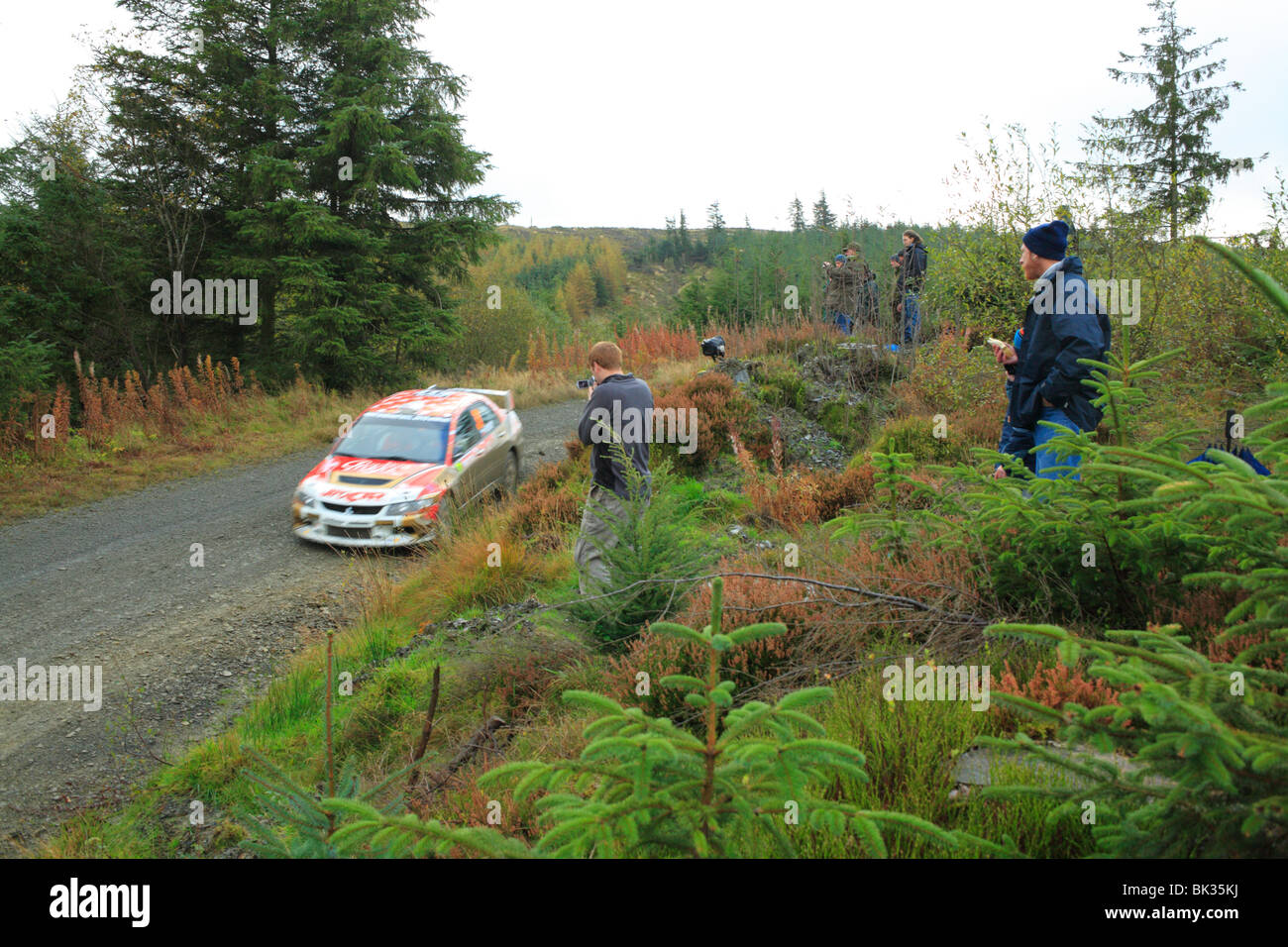 Zuschauer Fotografieren ein Konkurrent in der WRC-Wertungsprüfung statt in der Hafren Wald nahe Llanidloes, Powys, Wales. Stockfoto