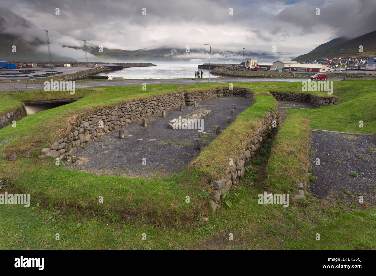 Wikinger-Langhaus aus dem 10. Jahrhundert, archäologische Stätte von Toftanes, Dorf Leirvik, Insel Eysturoy, Färöer Inseln Stockfoto
