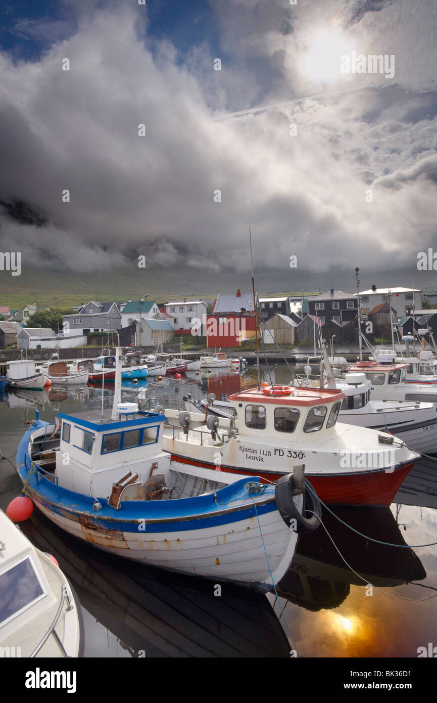 Kleinen Fischerhafen in Leirvik, Eysturoy, Färöer Inseln (Färöer), Dänemark, Europa Stockfoto