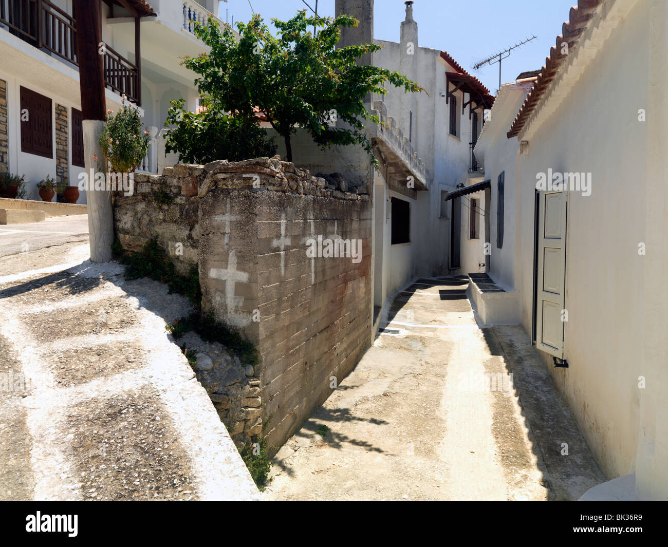 Platanos Samos Griechenland schmale Straße mit Kreuze an der Wand Stockfoto