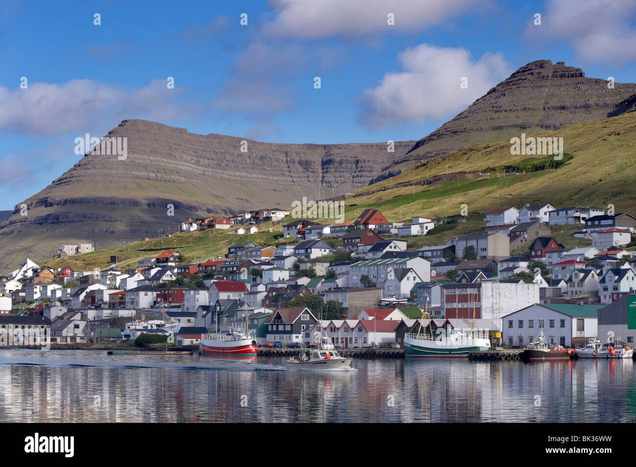 Angelboote/Fischerboote in Klaksvik Hafen und Blick auf Klaksvik, die zweitgrößte Stadt der Färöer, Bordoy Island, Färöer Stockfoto