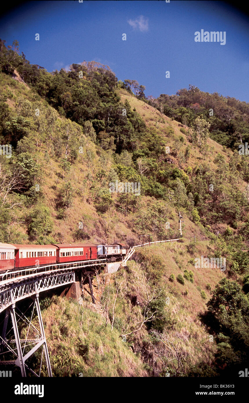 Ein Personenzug überqueren eine Brücke in der Nähe von Cairns, Australien. Stockfoto