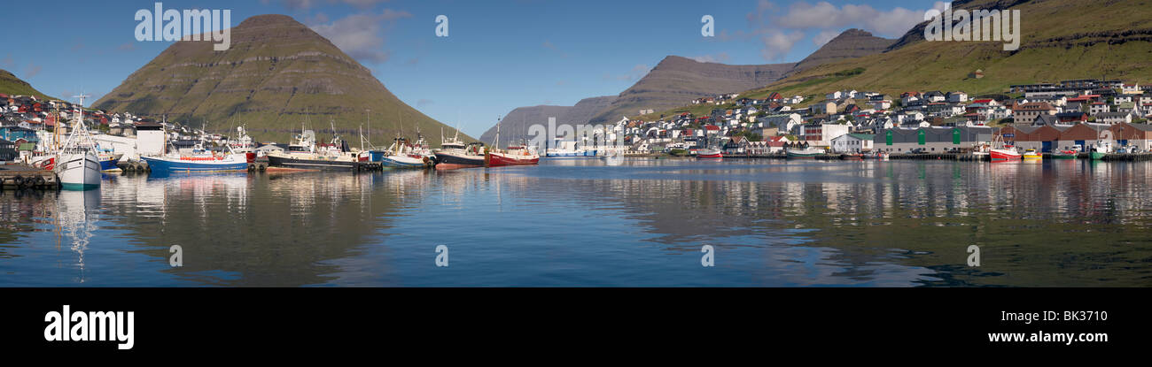 Panoramablick auf Klaksvik, Angelboote/Fischerboote und Hafen, zweitgrößte Stadt der Färöer, Nordoyar, Färöer Stockfoto