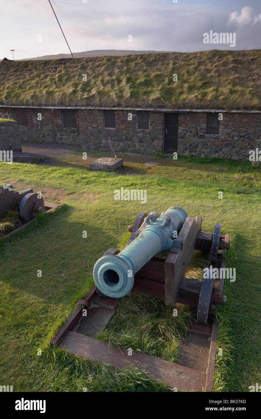 Skansin Fort mit Alt Messing Kanonen, zweiten Weltkrieg britische marine Kanonen und Leuchtturm, Tórshavn, Streymoy, Färöer-Inseln Stockfoto