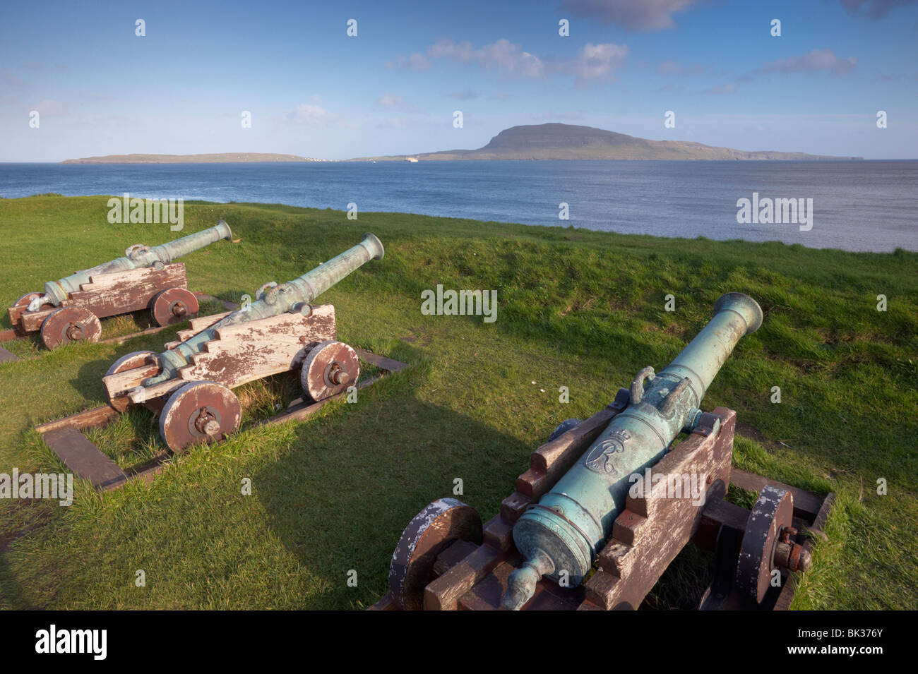 Skansin Fort mit Alt Messing Kanonen, zweiten Weltkrieg britische marine Kanonen und Leuchtturm, Tórshavn, Streymoy, Färöer-Inseln Stockfoto