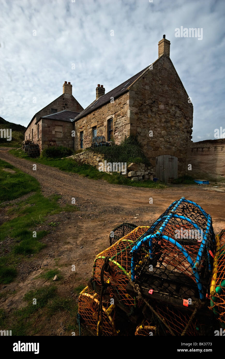 Fischer's Cottages. Hummer Töpfe vor dem Fischerhütten im verlassenen Dorf Cove auf der schottischen Grenze Stockfoto