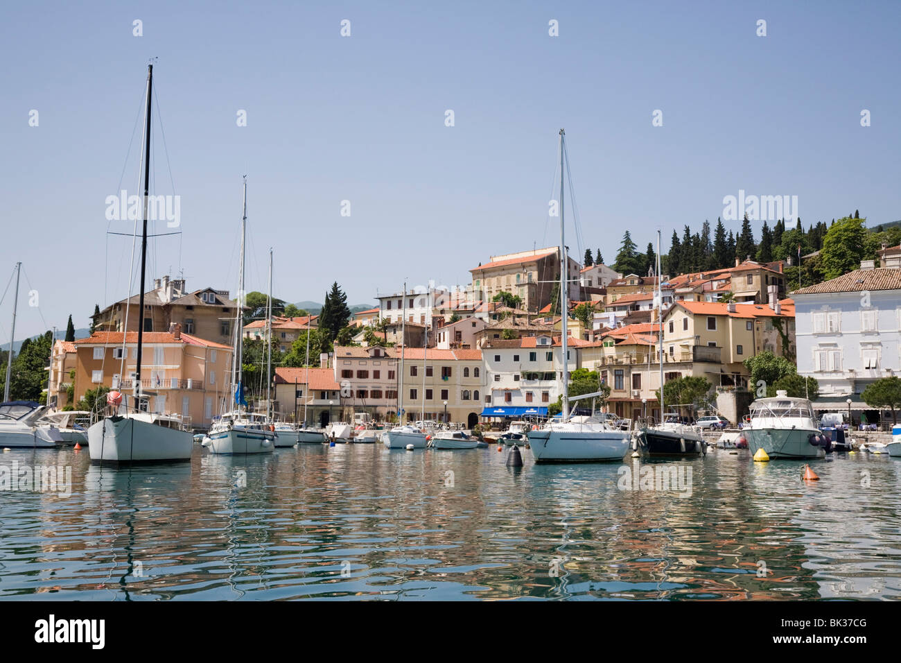 Alte Villen in malerischen historischen mittelalterlichen Fischerdorf Mandrac Hafen in Preluka Bucht, Kroatien Stockfoto