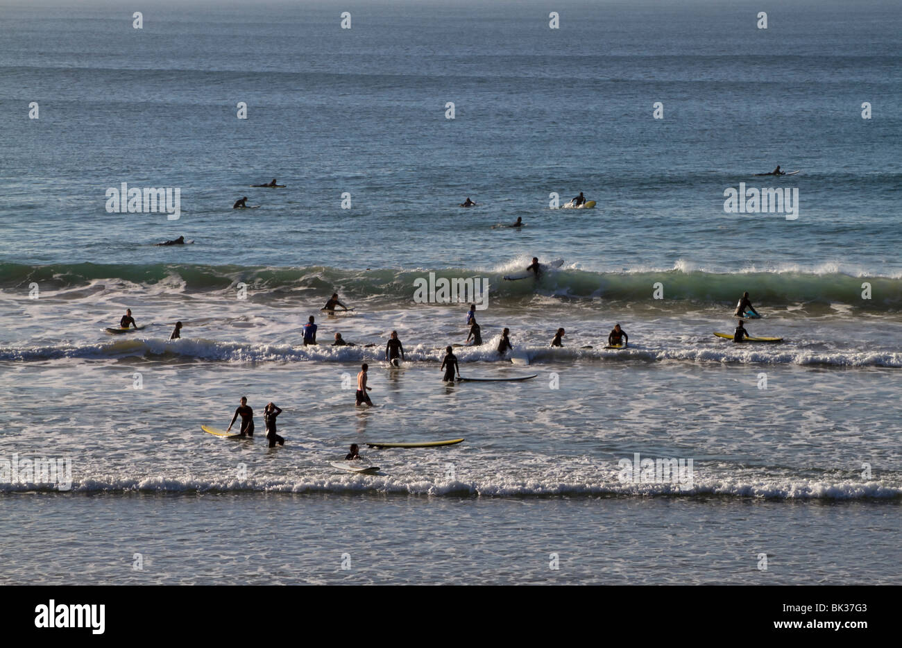 Anfänger haben Surfunterricht in Torquay Surf Beach, Victoria, Australien Stockfoto