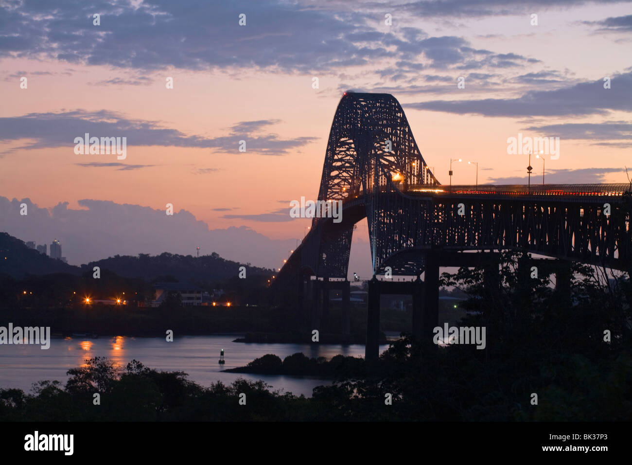 Brücke des Amerikas bei Sonnenaufgang, Panama City, Panama, Mittelamerika Stockfoto