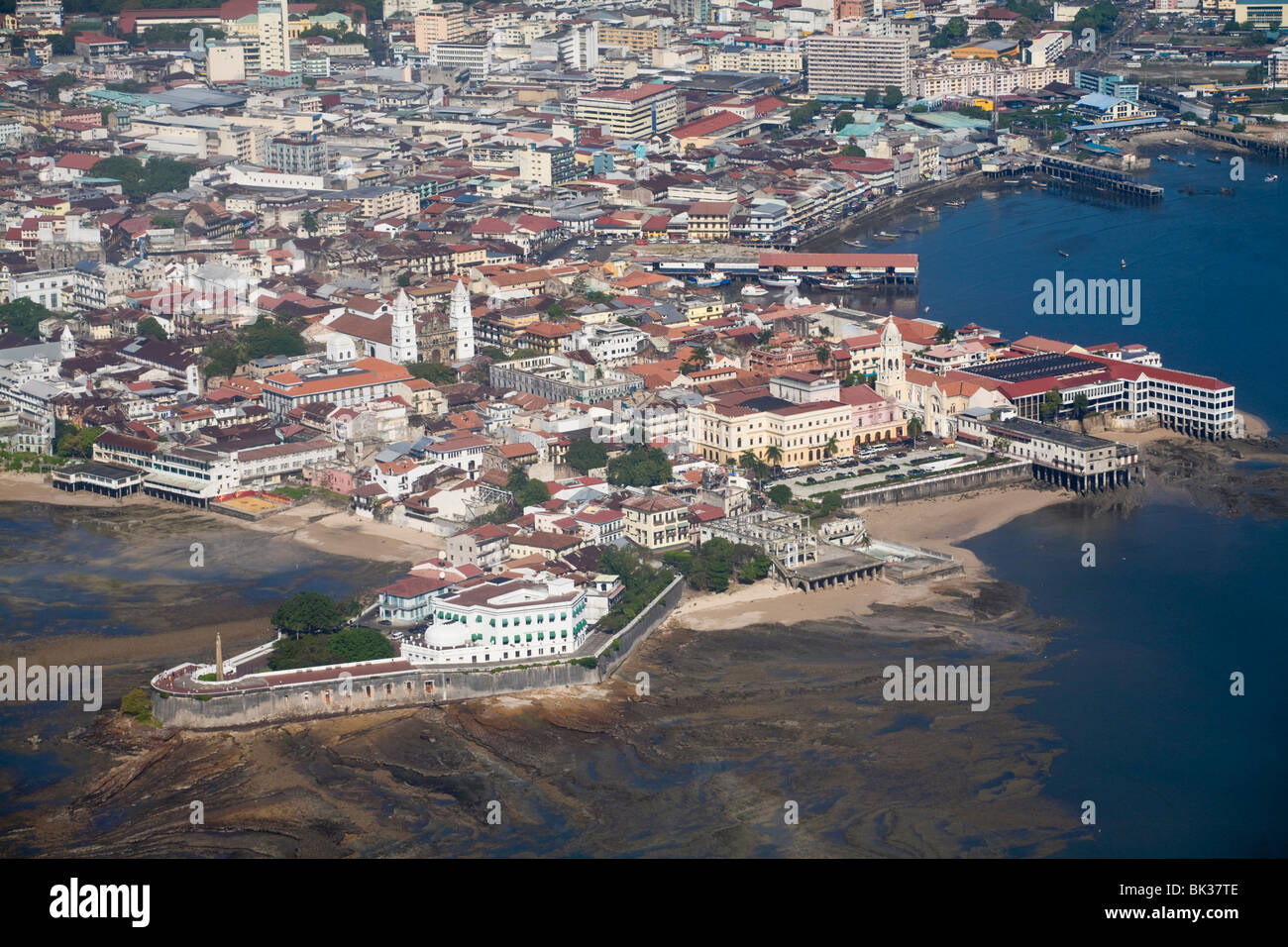 Luftaufnahme der Stadt und zeigt die alte Stadt von Casco Viejo auch bekannt als San Felipe, Panama City, Panama, Mittelamerika Stockfoto