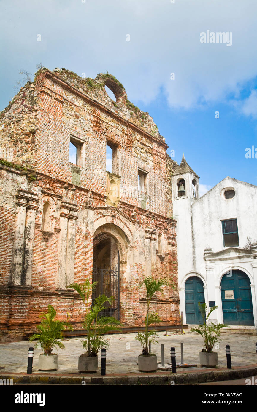 Iglesia De La Compania de Jesus und Ruinen, Casco Viejo, Panama City, Panama, Mittelamerika Stockfoto