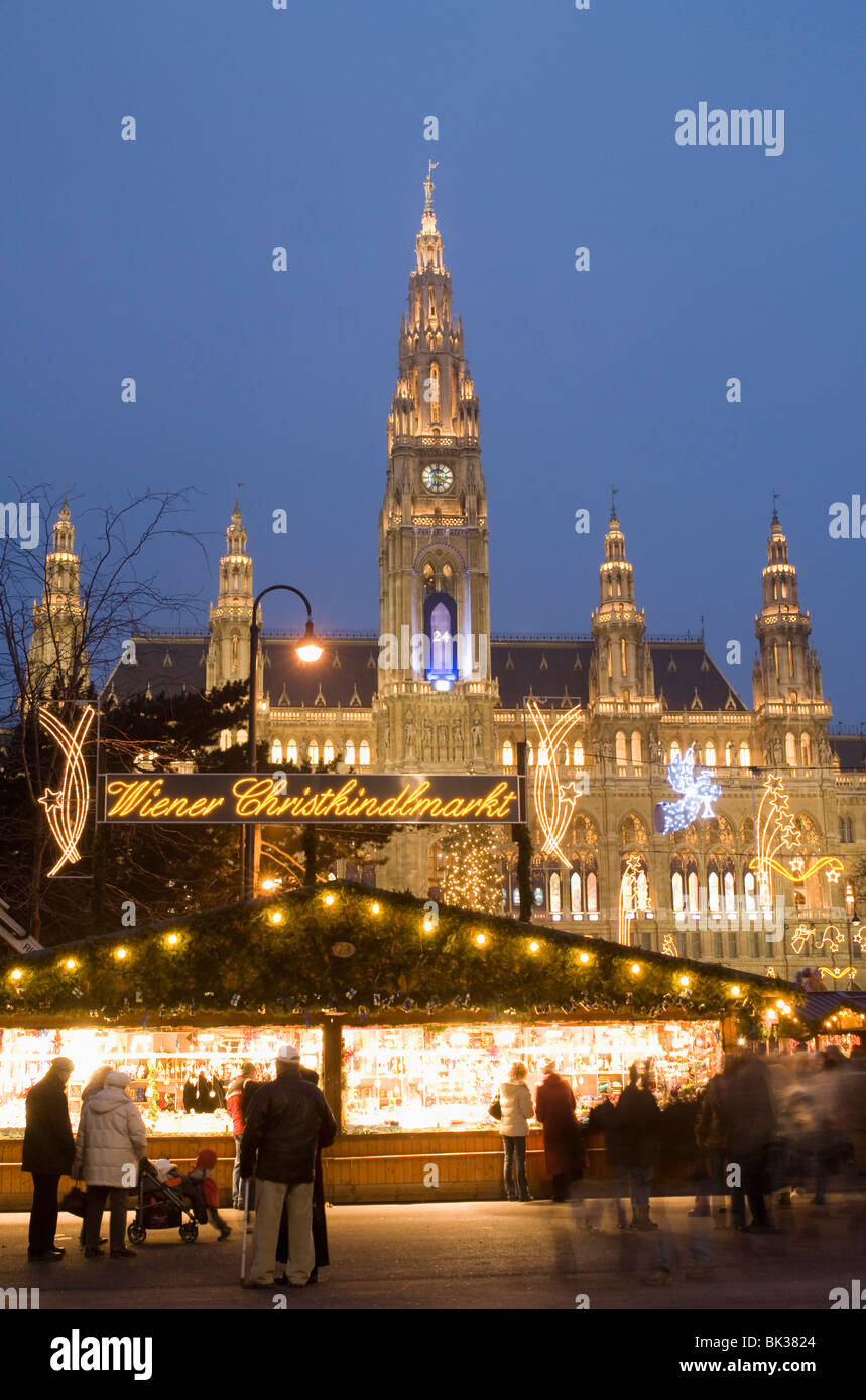 Christkindlmarkt (Weihnachtsmarkt) und Rathaus (Rathaus) am Rathausplatz in der Dämmerung, Innere Stadt, Wien, Austria, Europe Stockfoto