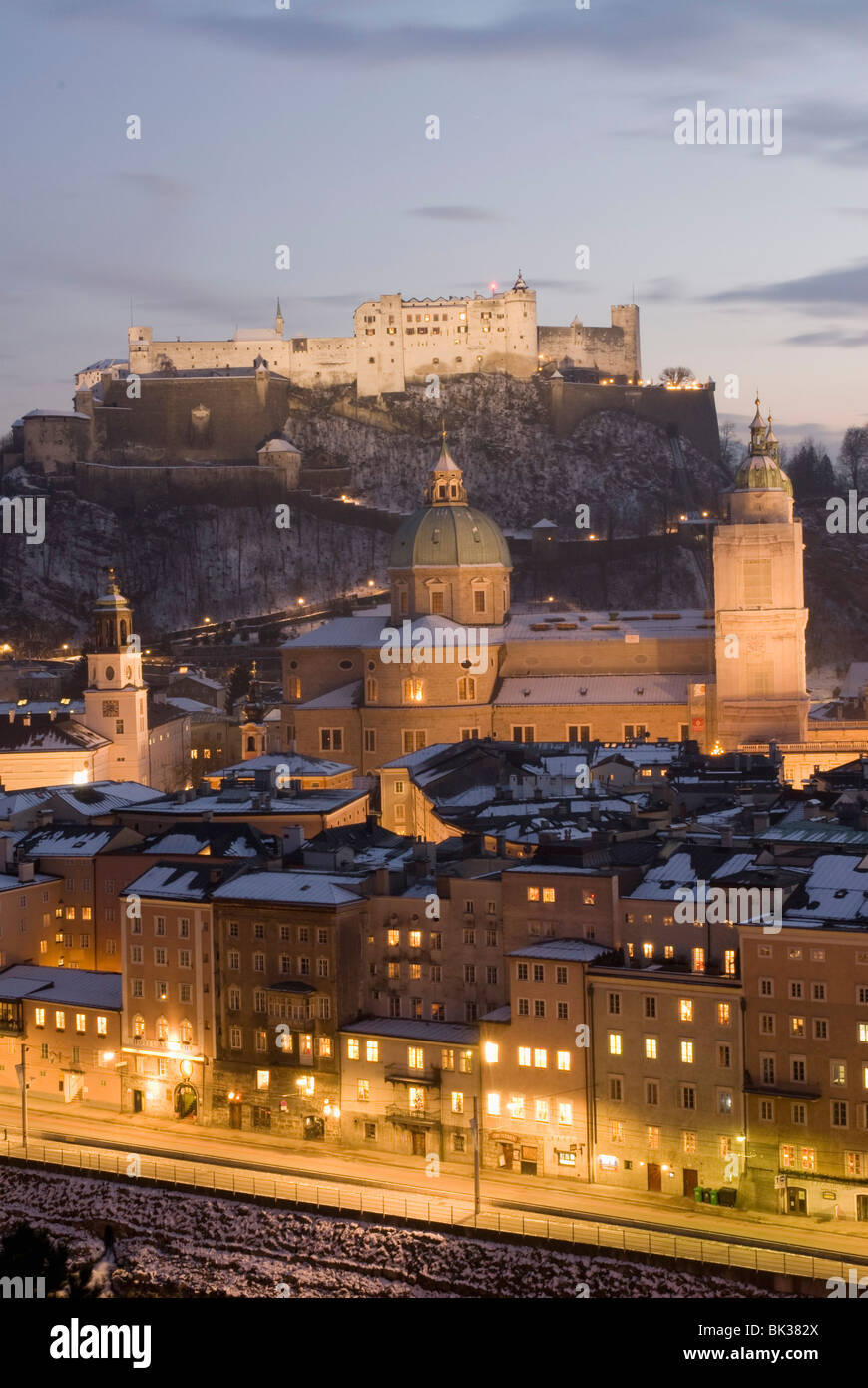 Altstadt mit Türmen von Glockenspiel, Salzburg, Österreich Stockfoto