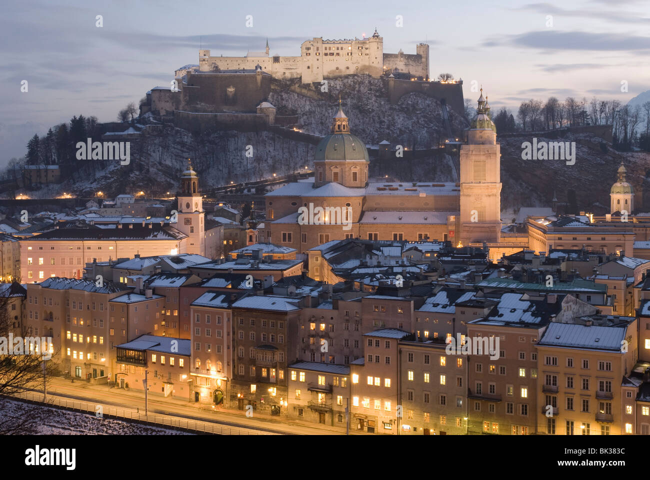 Verschneite Altstadt, Salzburg, Österreich Stockfoto