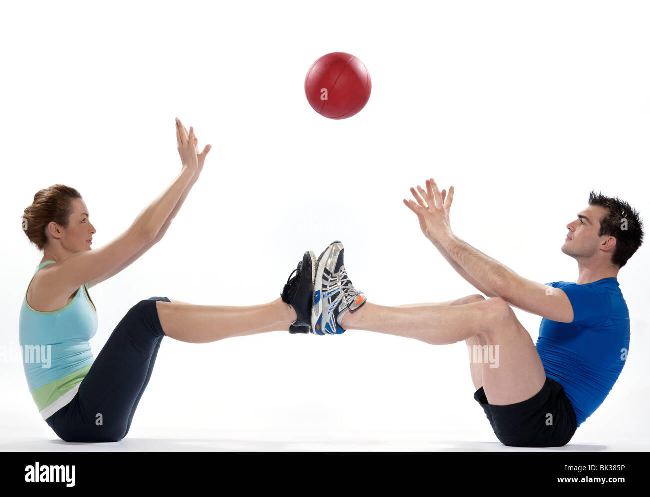 paar Mann und Frau Fitness Ball Worrkout Haltung Übung Bauchmuskeln Workout auf weißem Hintergrund Studio isoliert Stockfoto