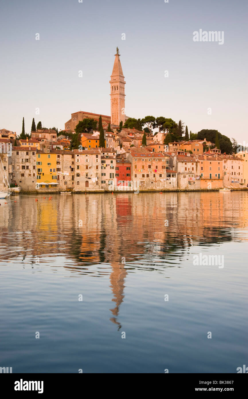 Die Kathedrale der Heiligen Euphemia und Gebäude im venezianischen Stil in Rovinj spiegelt sich im Meer bei Sonnenaufgang, Rovinj, Istrien, Kroatien Stockfoto