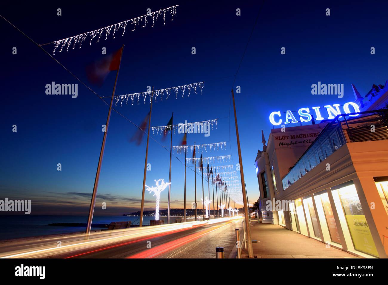 Straßenlaternen Dekoration für Weihnachten nachts in der Stadt Menton Stockfoto