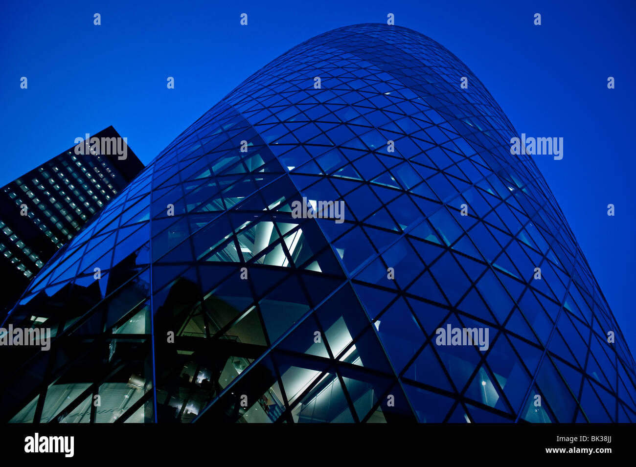 Die Gherkin-Tower von Nacht, London England, UK Stockfoto