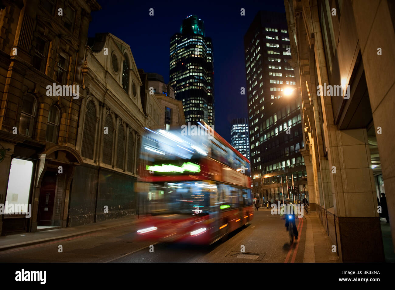 Bus und Biker im belebten Teil der Stadt London zirkulieren. Stockfoto