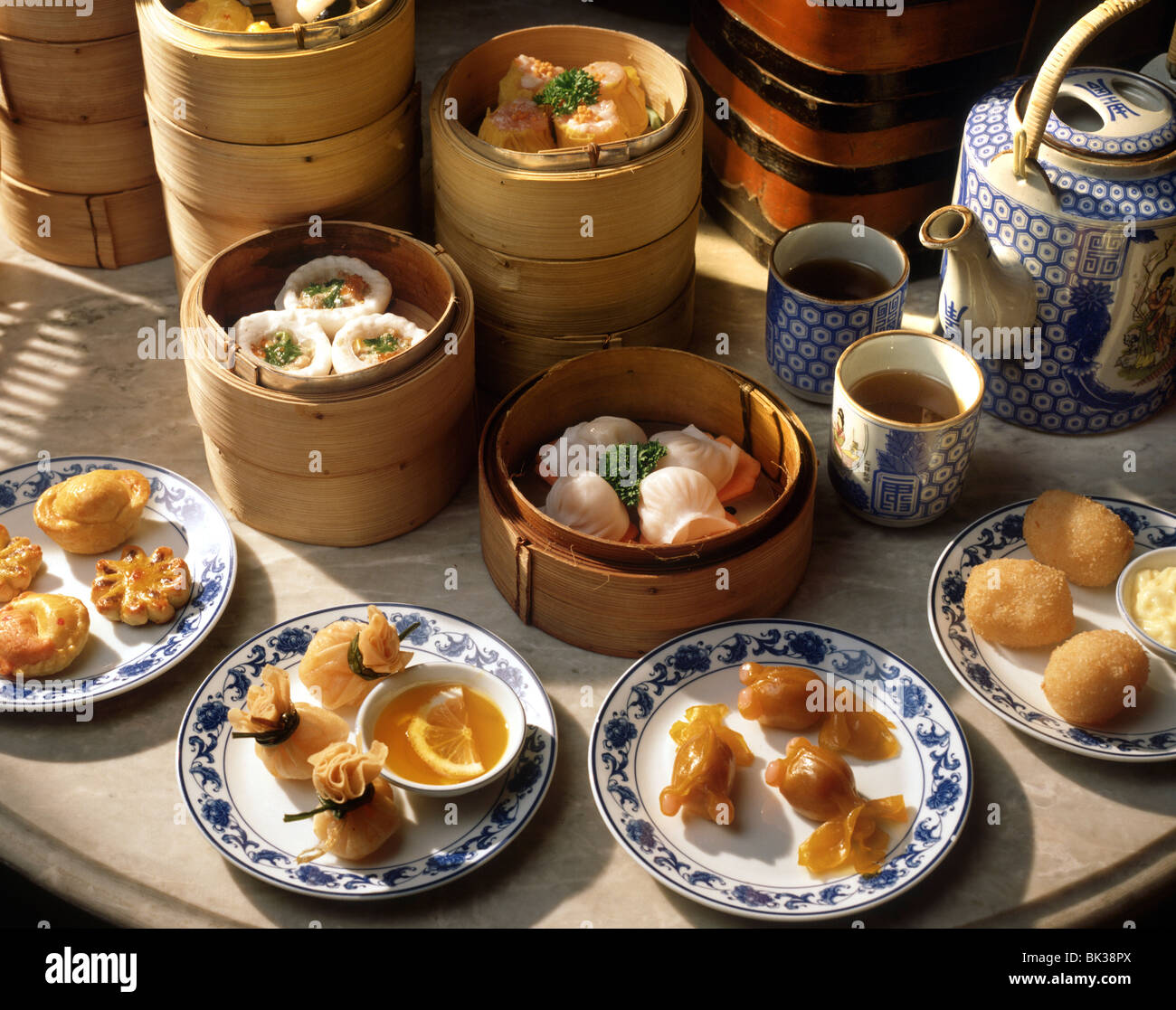 Dampfer und Platten von Dim Sum mit Tee, China, Asien Stockfoto