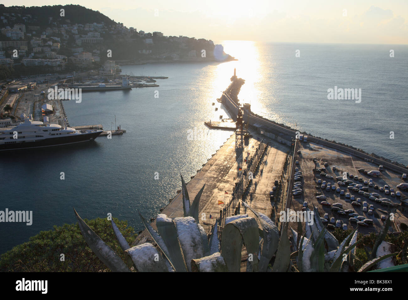 Schöne Stadt Dach im Winter eingeschneit. Schnee in Côte d ' Azur ist selten und passiert ungefähr alle 10 Jahre. Stockfoto