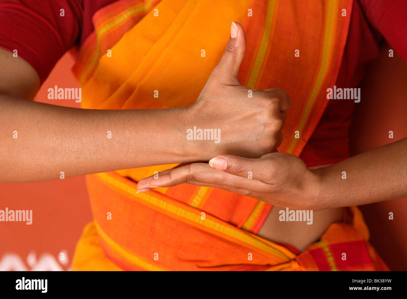 Nahaufnahme von Shiva Linga Hand bewegt, Odissi Tanz, Indien, Asien Stockfoto