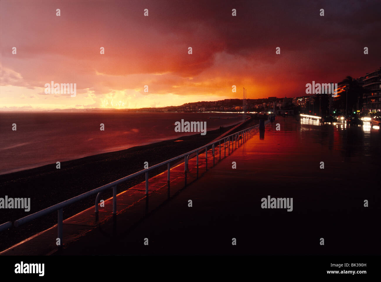 Stürmisches Wetter mit roter Himmel Sonnenuntergang auf der Promenade des Anglais, Nizza Stockfoto