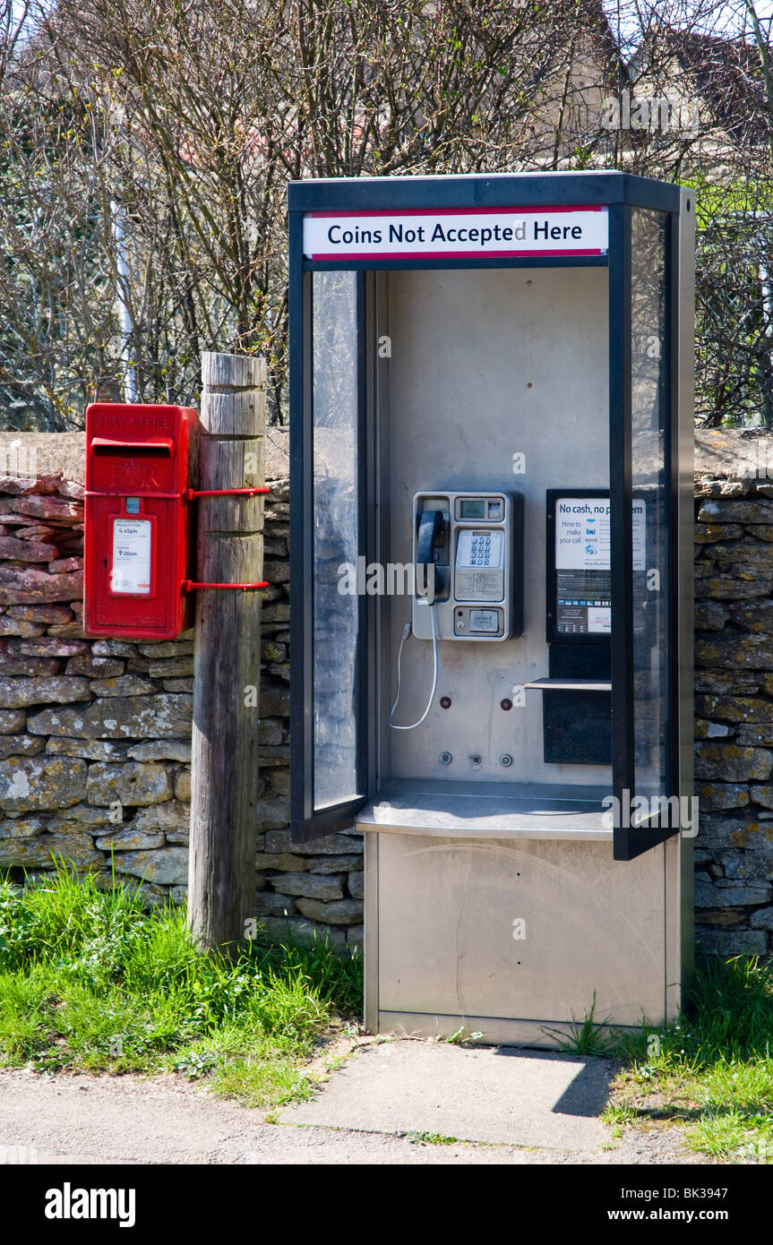 Eine ländliche Telefonzelle und Briefkasten in den Cotswolds. Stockfoto