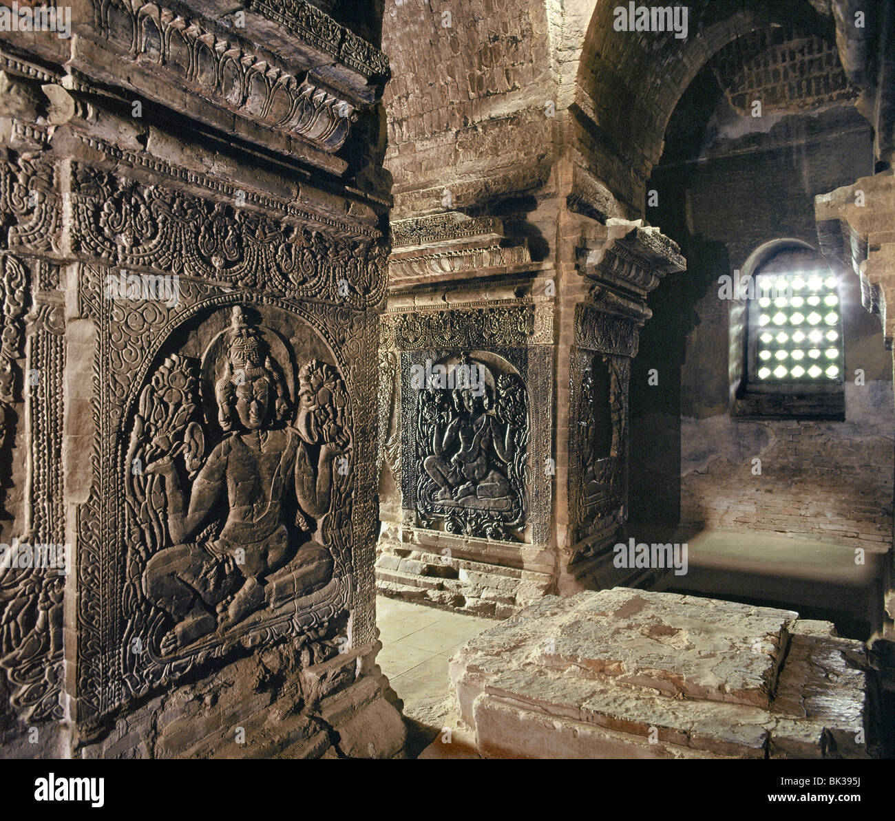 Das innere Heiligtum der Nanpaya Tempel, mit brahmanischen Bilder geformt an den Säulen, Bagan (Pagan), Myanmar (Burma), Asien Stockfoto