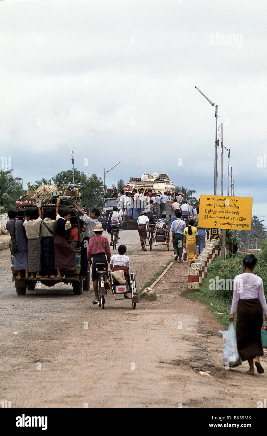 Busse, Taxen, Fahrrädern und Fahrradrikschas, die über eine Brücke in der Nähe von Bagan, Myanmar Stockfoto