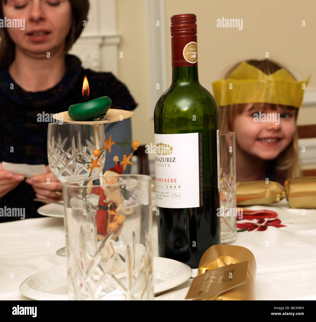 Kristallgläser und Flasche Wein am Tisch an Weihnachten in England Stockfoto