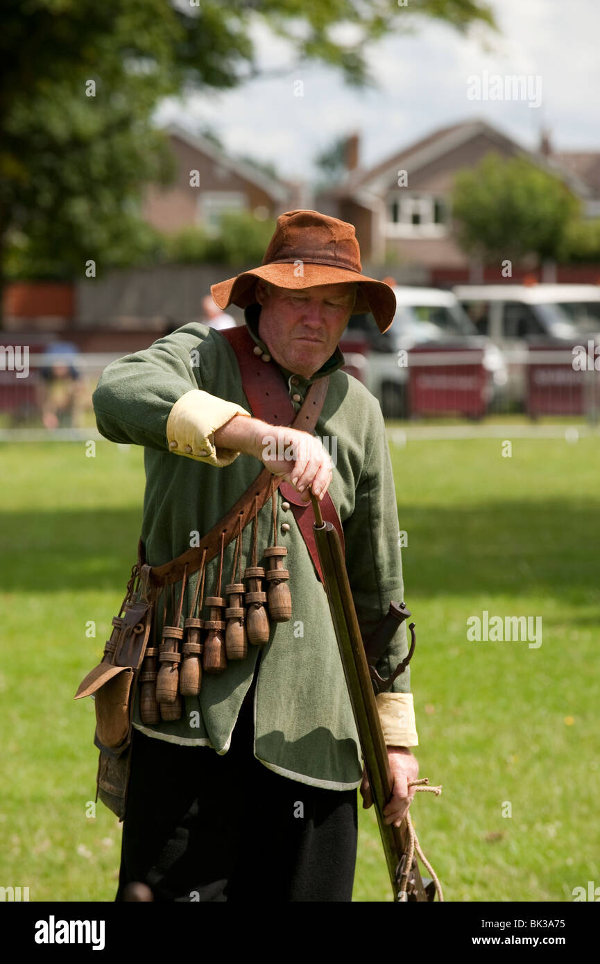 Englischer Bürgerkrieg Musketier Füllung Gewehr mit Schießpulver Stockfoto