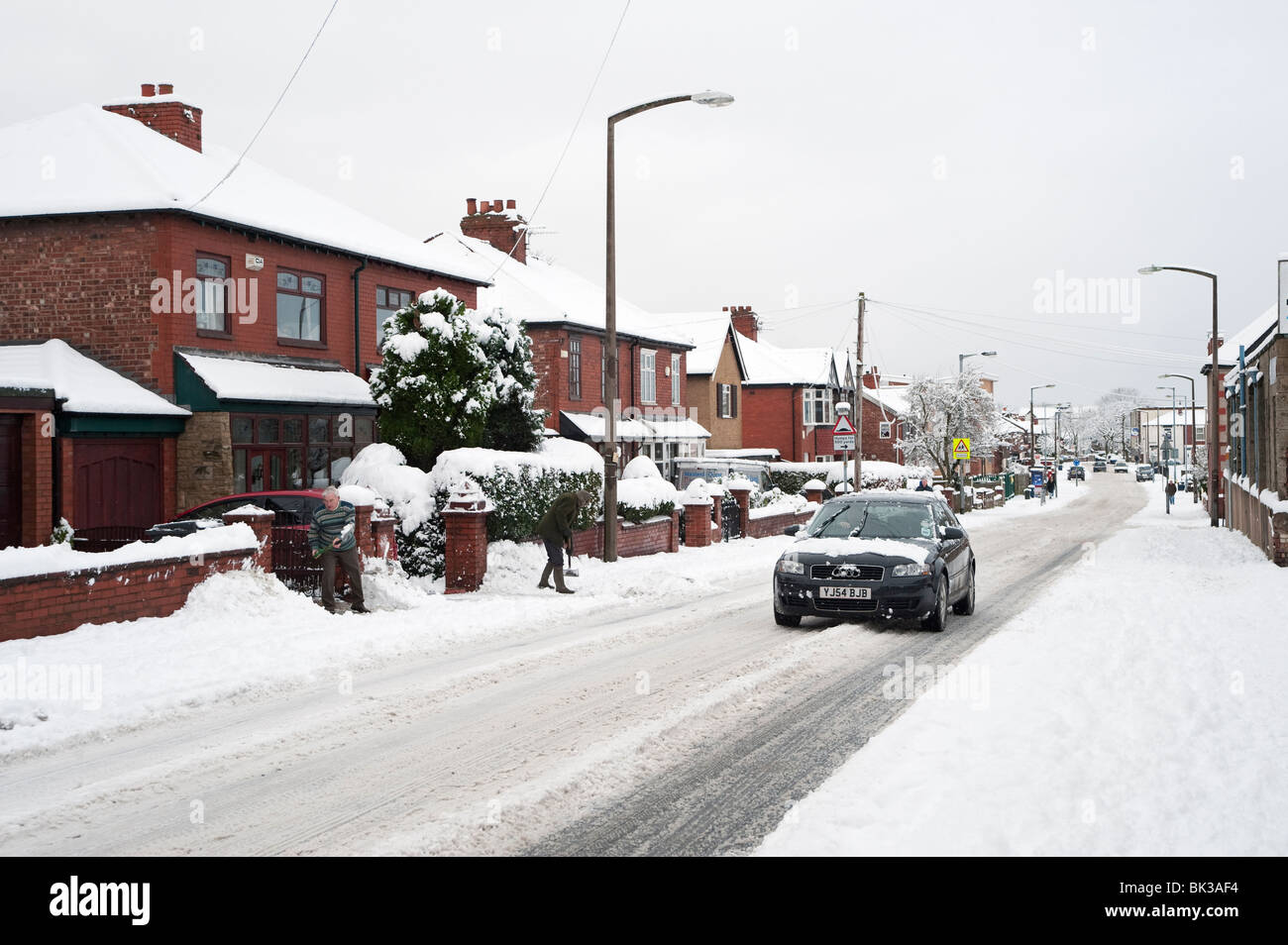 Straße im Winter, Denton, Manchester, UK Stockfoto