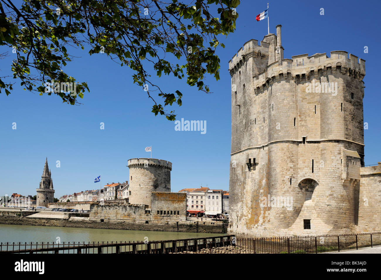 Blick auf die drei Türme am Eingang zum Vieux Port, La Rochelle, Charente-Maritime, Frankreich, Europa Stockfoto