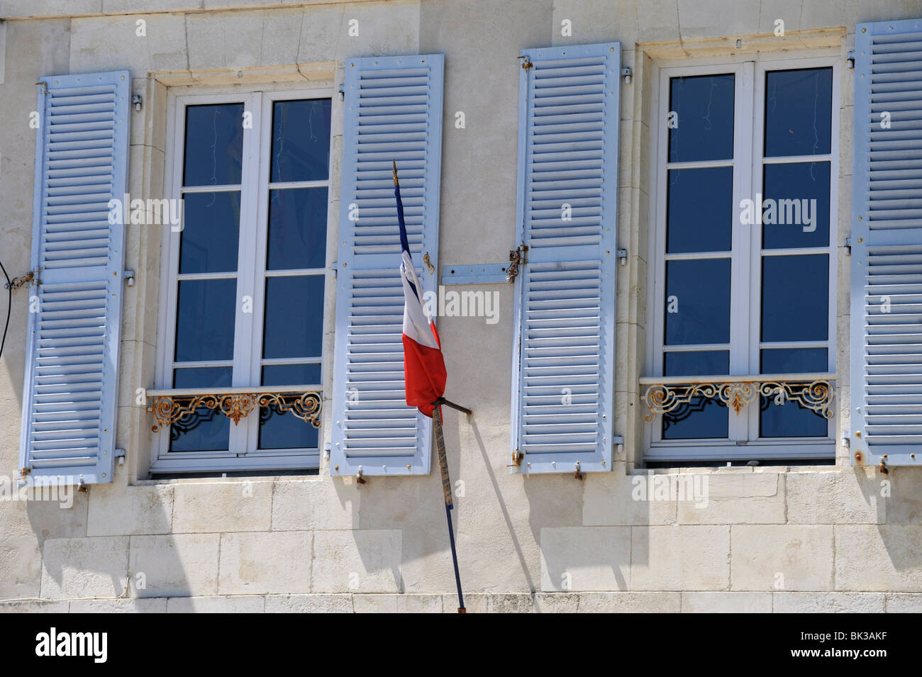 Fensterläden und französische Flagge, La Flotte, Ile de Ré, Charente-Maritime, Frankreich, Europa Stockfoto