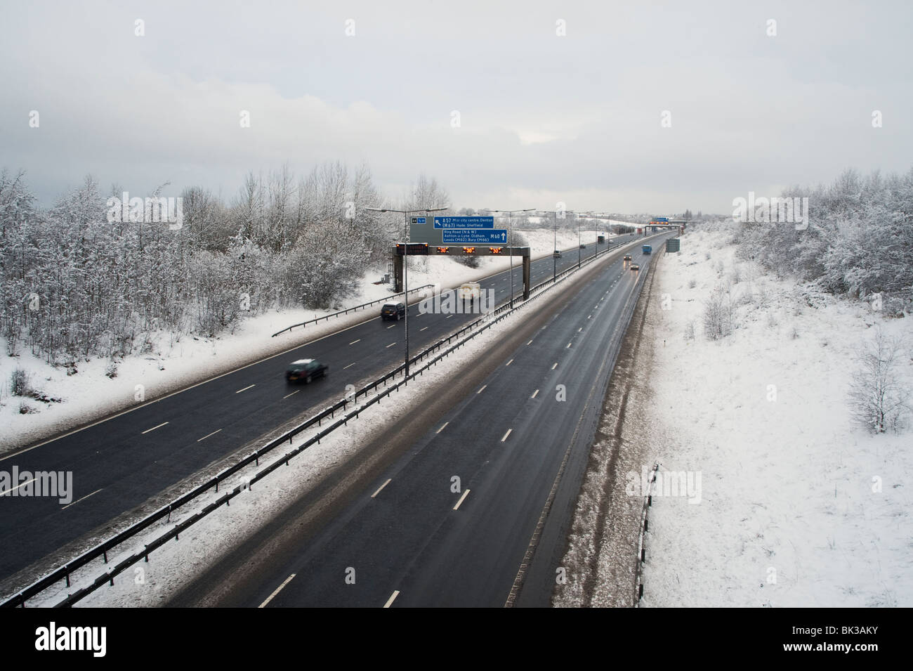 M60-Autobahn im Winter, Denton, Manchester, UK Stockfoto