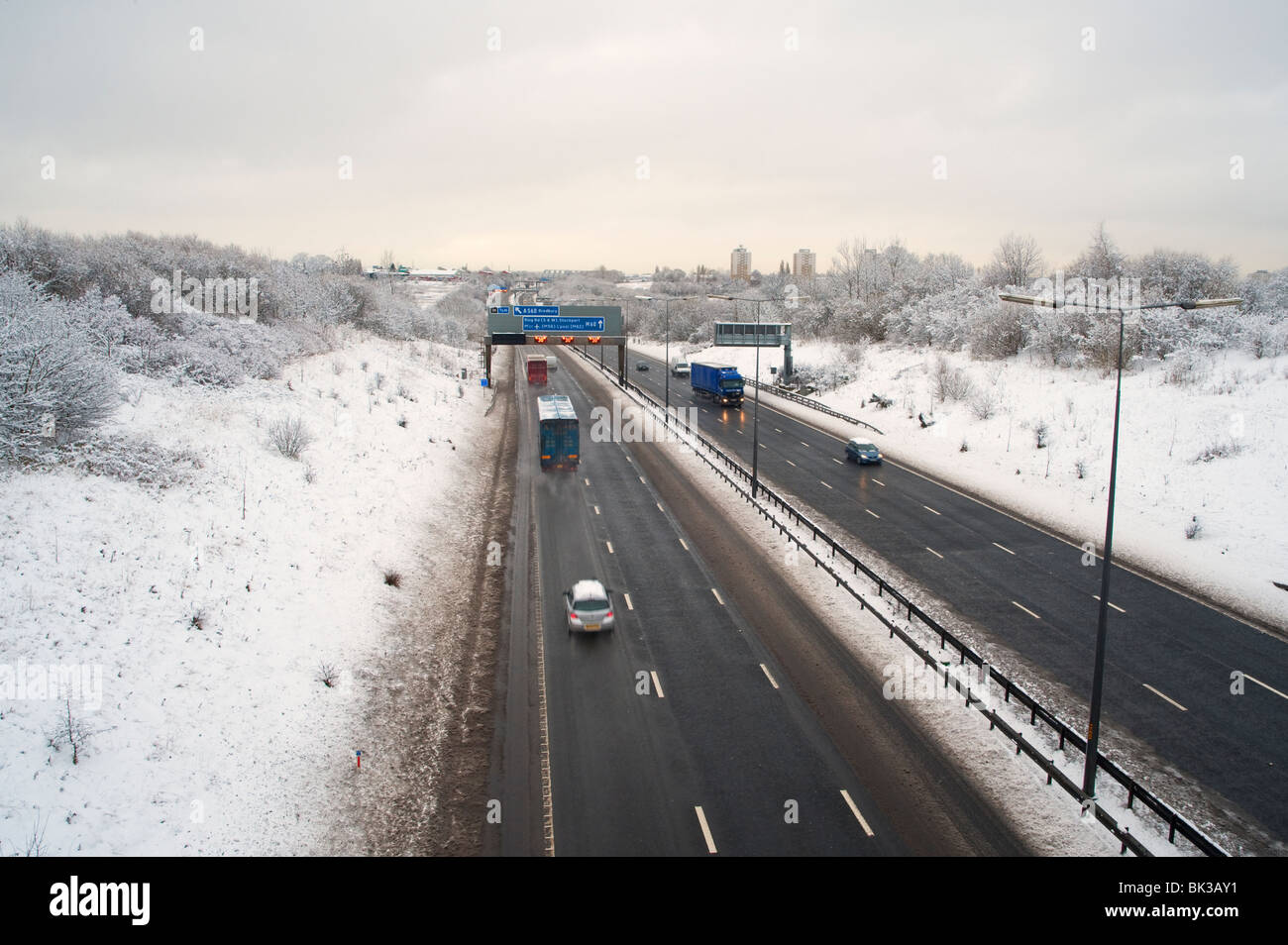 M60-Autobahn im Winter, Denton, Manchester, UK Stockfoto