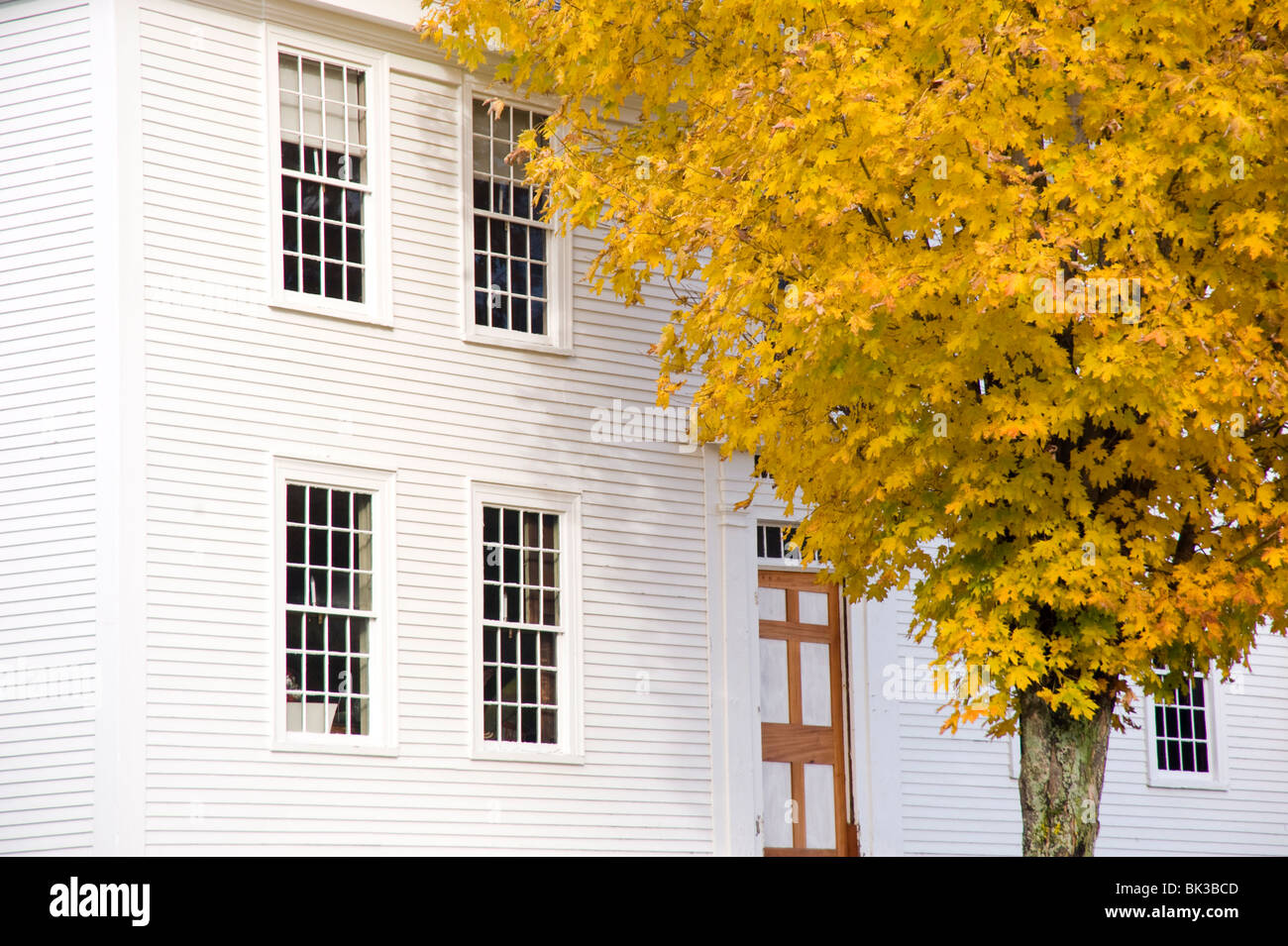 Herbstlaub neben den Kolonialstil Weston Museum in Weston, Vermont, New England, Vereinigte Staaten von Amerika, Nordamerika Stockfoto