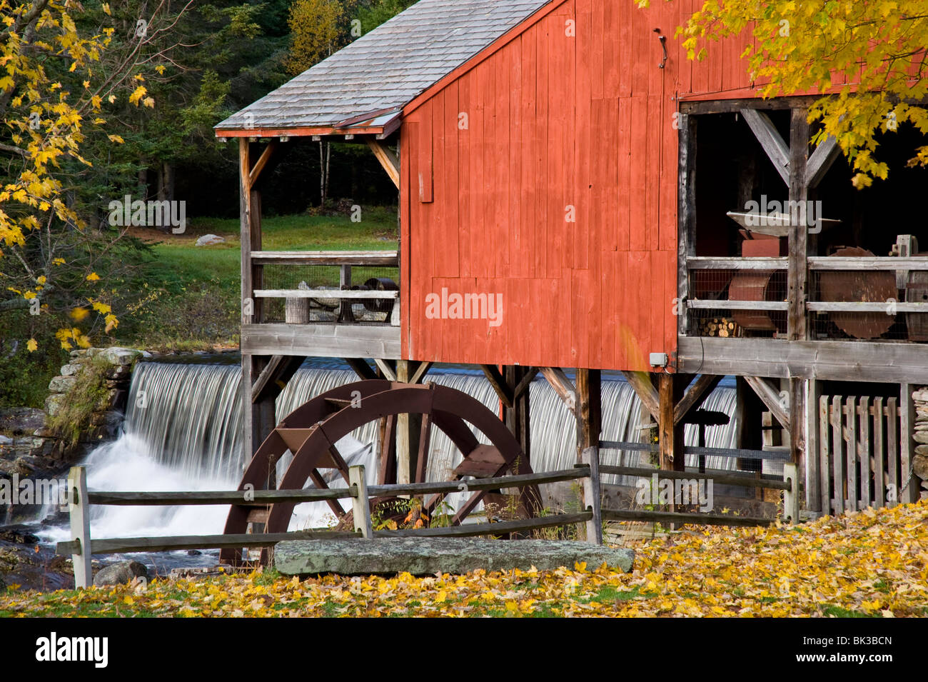 Herbstlaub rund um die alte Mühle und Wasserfall in Weston, Vermont, New England, Vereinigte Staaten von Amerika, Nordamerika Stockfoto
