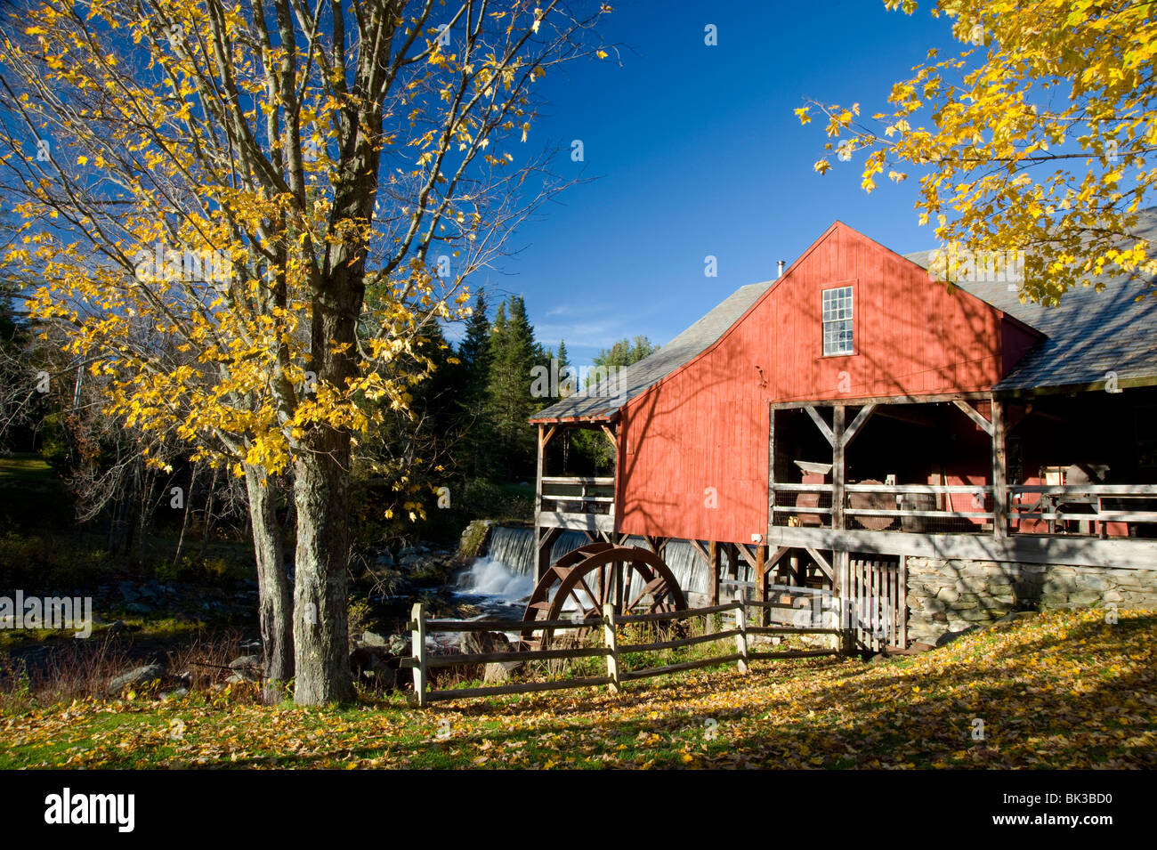 Die alte Mühle und Wasserfall, umgeben von Herbstlaub, Weston, Vermont, New England, Vereinigte Staaten von Amerika, Nordamerika Stockfoto