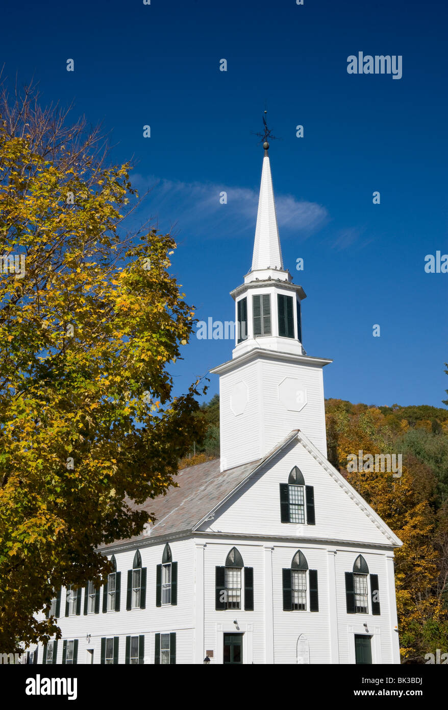 Traditionelle weiße Kirche, umgeben von Herbstlaub in Townshend, Vermont, New England, Vereinigte Staaten von Amerika Stockfoto