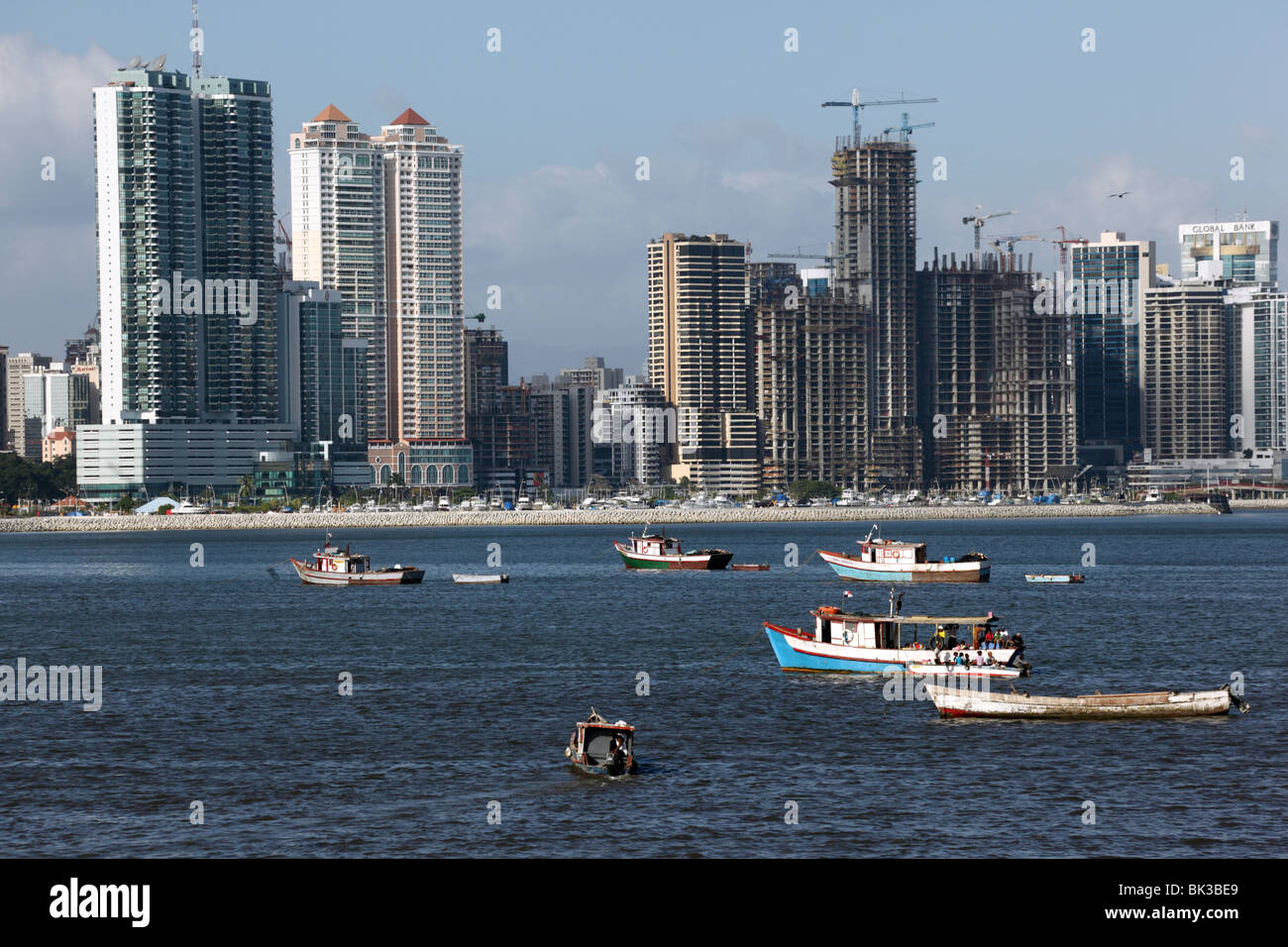 Fischerboote im Hafen, Paitilla Wolkenkratzern im Hintergrund, Panama City, Panama Stockfoto